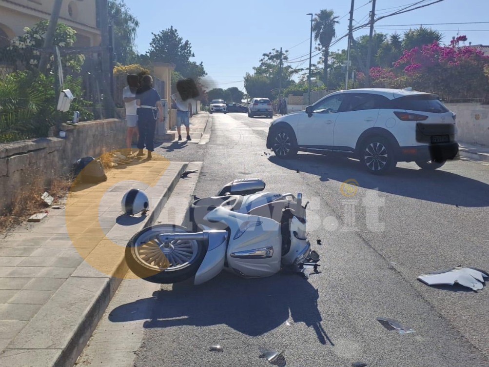 Immagine articolo: Triscina, scontro tra auto e scooter. Sul posto l'Ambulanza