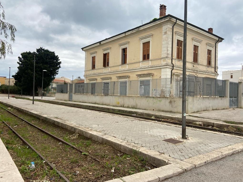 Immagine articolo: Ex Stazione Marinella, da presidio di legalità a degrado assoluto, ripercorriamo la storia fra promesse e ritardi Immagine articolo: Ex Stazione Marinella, da presidio di legalità a degrado assoluto, ripercorriamo la storia fra promesse e ritardi