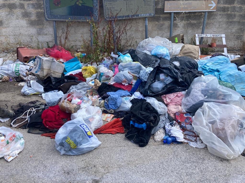 Immagine articolo: Lettore scrive: "Si sta facendo tanto per la città, ma in via Maffei sono ritornati i sacchi di spazzatura"