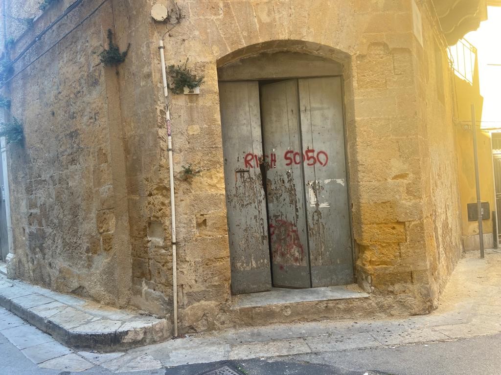 Immagine articolo: Il Lettore scrive, forzato il portone di un immobile nel centro, via vai di giovani di sera Immagine articolo: Il Lettore scrive, forzato il portone di un immobile nel centro, via vai di giovani di sera