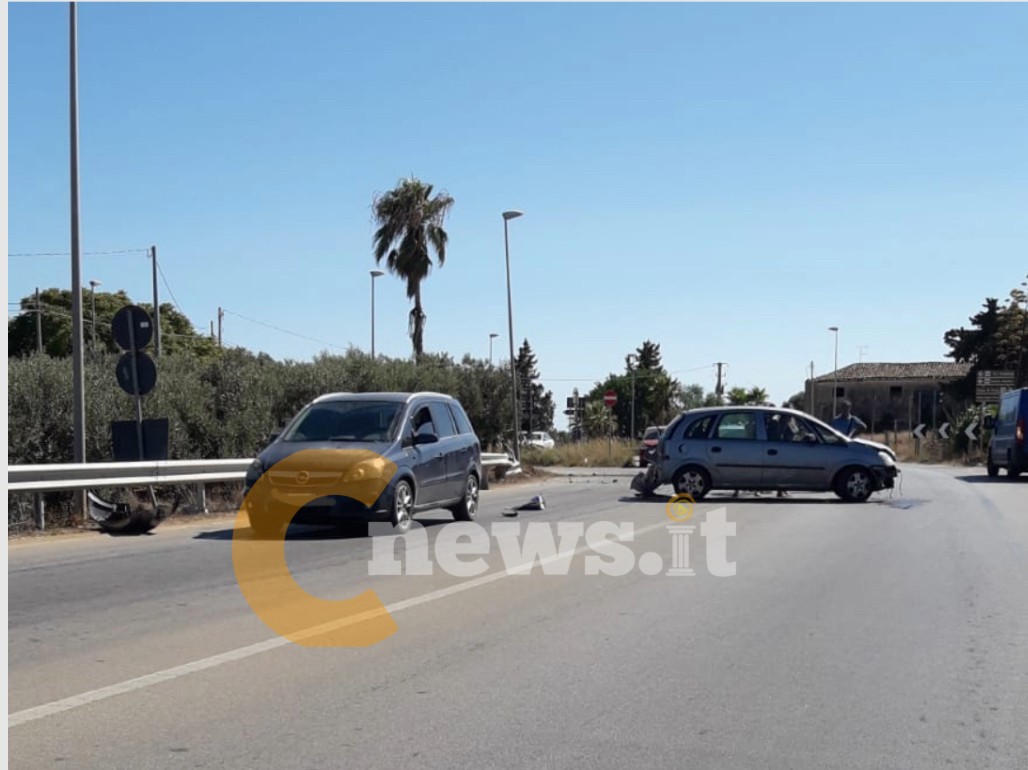 Immagine articolo: Scontro fra due auto sulla Campobello-Tre Fontane, sanitari del 118 sul posto 