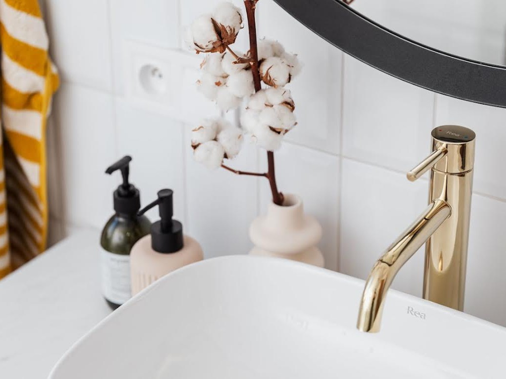 Immagine articolo: Come scegliere gli accessori bagno giusti? Pattumiere e tappetini da bagno per comfort e stile