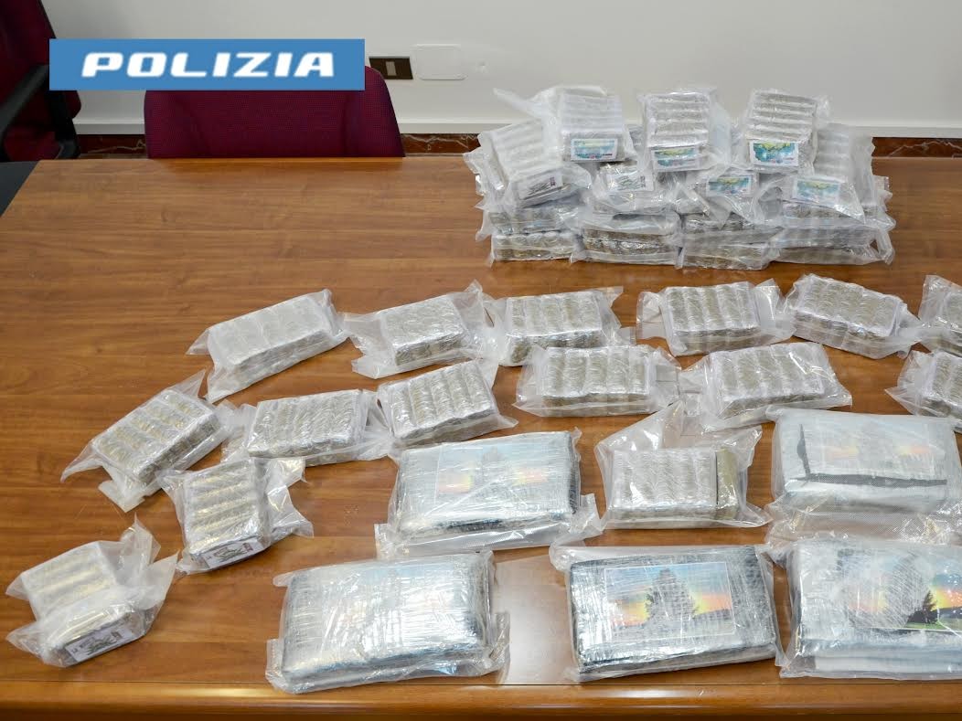 Immagine articolo: Corriere della droga in viaggio verso il trapanese, Polizia sequestra il più grosso carico di cocaina degli ultimi 15 anni Immagine articolo: Corriere della droga in viaggio verso il trapanese, Polizia sequestra il più grosso carico di cocaina degli ultimi 15 anni