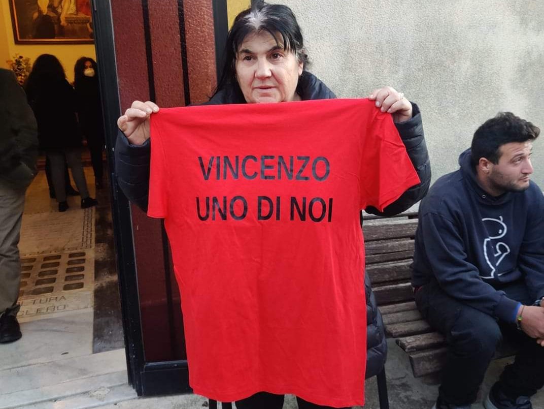Immagine articolo: Emozioni e lacrime ieri ai funerali di Vincenzo Favoroso. La mamma: “Voglio giustizia per mio figlio”