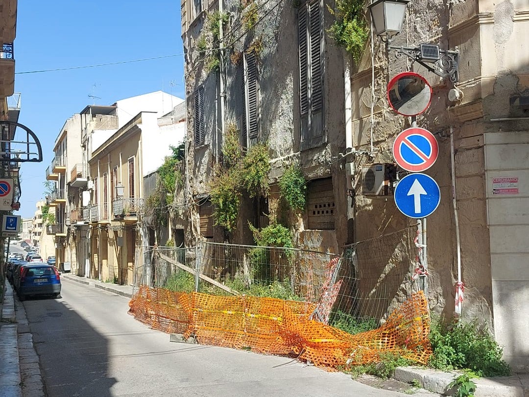 Immagine articolo: Il lettore scrive: "In pieno centro storico è uno scempio. Sono indignato e sconcertato"
