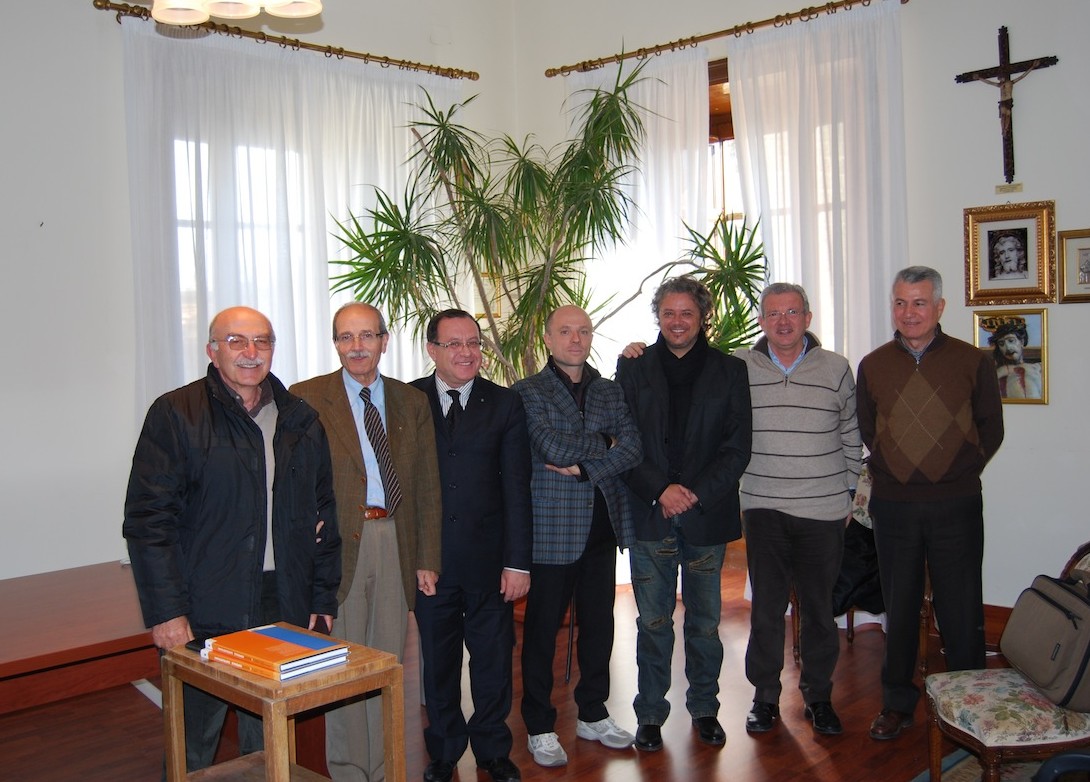 In foto: l'arch. Agoglitta, l'ing. Taddeo, l'ass. Signorello, l'arch. Maltese, l'arch. Galfano, il geom. Sciaccotta e R. Giobbe In foto: l'arch. Agoglitta, l'ing. Taddeo, l'ass. Signorello, l'arch. Maltese, l'arch. Galfano, il geom. Sciaccotta e R. Giobbe