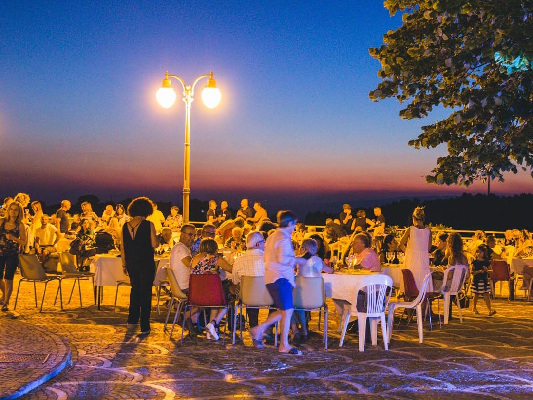 Immagine articolo: Santa Ninfa: Degustazioni e musica, Il «Sunset wine party» conquista l'estate santaninfese