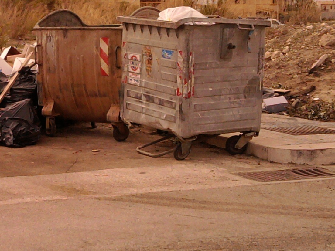 Immagine articolo: Il lettore scrive: "nella via Simanella discarica per rifiuti di ogni genere" Immagine articolo: Il lettore scrive: "nella via Simanella discarica per rifiuti di ogni genere"