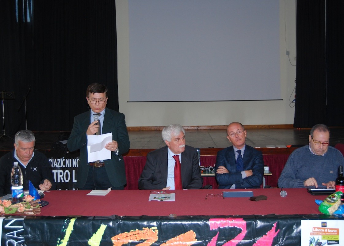 da sx: il giornalista Antonio Mira, l'ass. Francesco Di Carlo, il preside Giuseppe Ancona, il procuratore Dino Petralia, il giornalista Rino Giacalone da sx: il giornalista Antonio Mira, l'ass. Francesco Di Carlo, il preside Giuseppe Ancona, il procuratore Dino Petralia, il giornalista Rino Giacalone