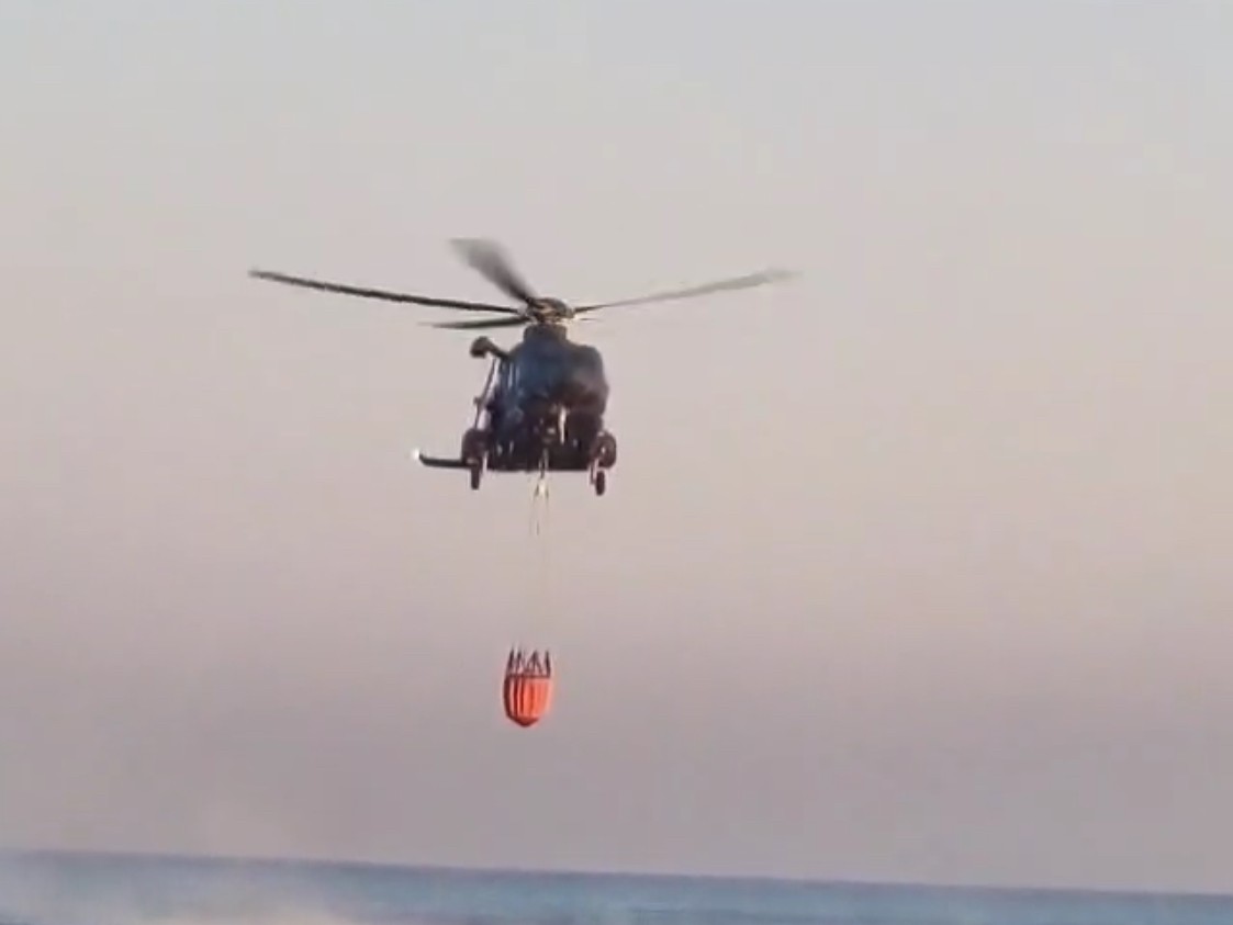 Immagine articolo: (VIDEO) Incendio Triscina, lungo e complesso lo spegnimento della fiamme. 100 lanci di acqua da Canadair ed Elicotteri Immagine articolo: (VIDEO) Incendio Triscina, lungo e complesso lo spegnimento della fiamme. 100 lanci di acqua da Canadair ed Elicotteri