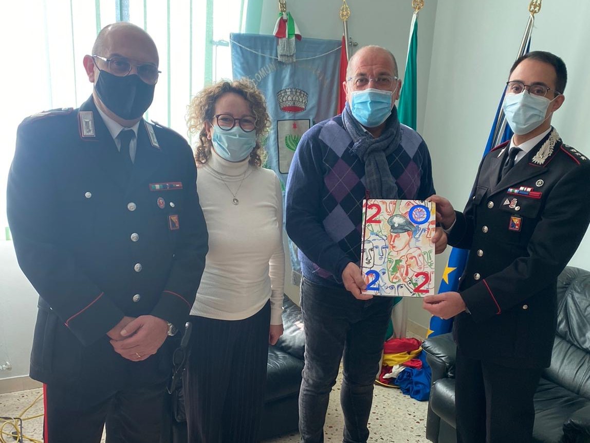 Immagine articolo: Il Comandante dei Carabinieri di Castelvetrano Calabró per lo scambio di auguri presso il Comune di Salaparuta e Poggioreale Immagine articolo: Il Comandante dei Carabinieri di Castelvetrano Calabró per lo scambio di auguri presso il Comune di Salaparuta e Poggioreale