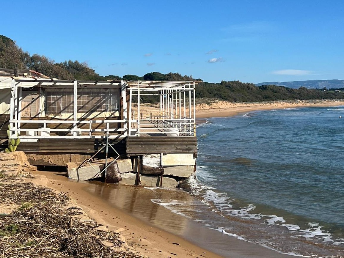 Immagine articolo: Il mare “divora” la costa selinuntina zona Riserva del Belice. L’erosione costiera sempre più evidente