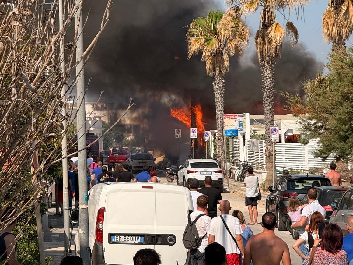 Immagine articolo: Incendio Monnalisa, dalla cucina l'origine delle fiamme. Oltre tre ore di intervento dei VV. del Fuoco