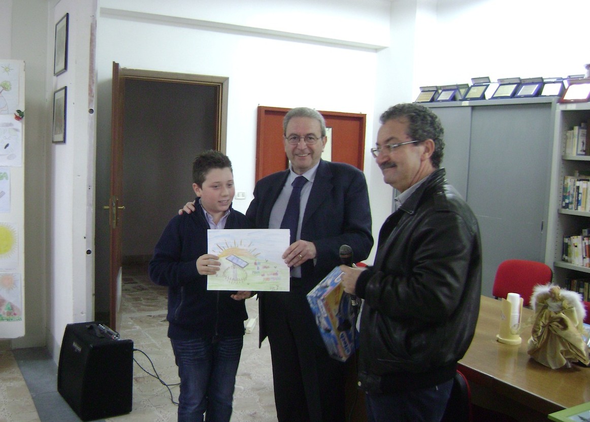 Il sindaco e il prof Filippo Pacino premiano un alunno Il sindaco e il prof Filippo Pacino premiano un alunno