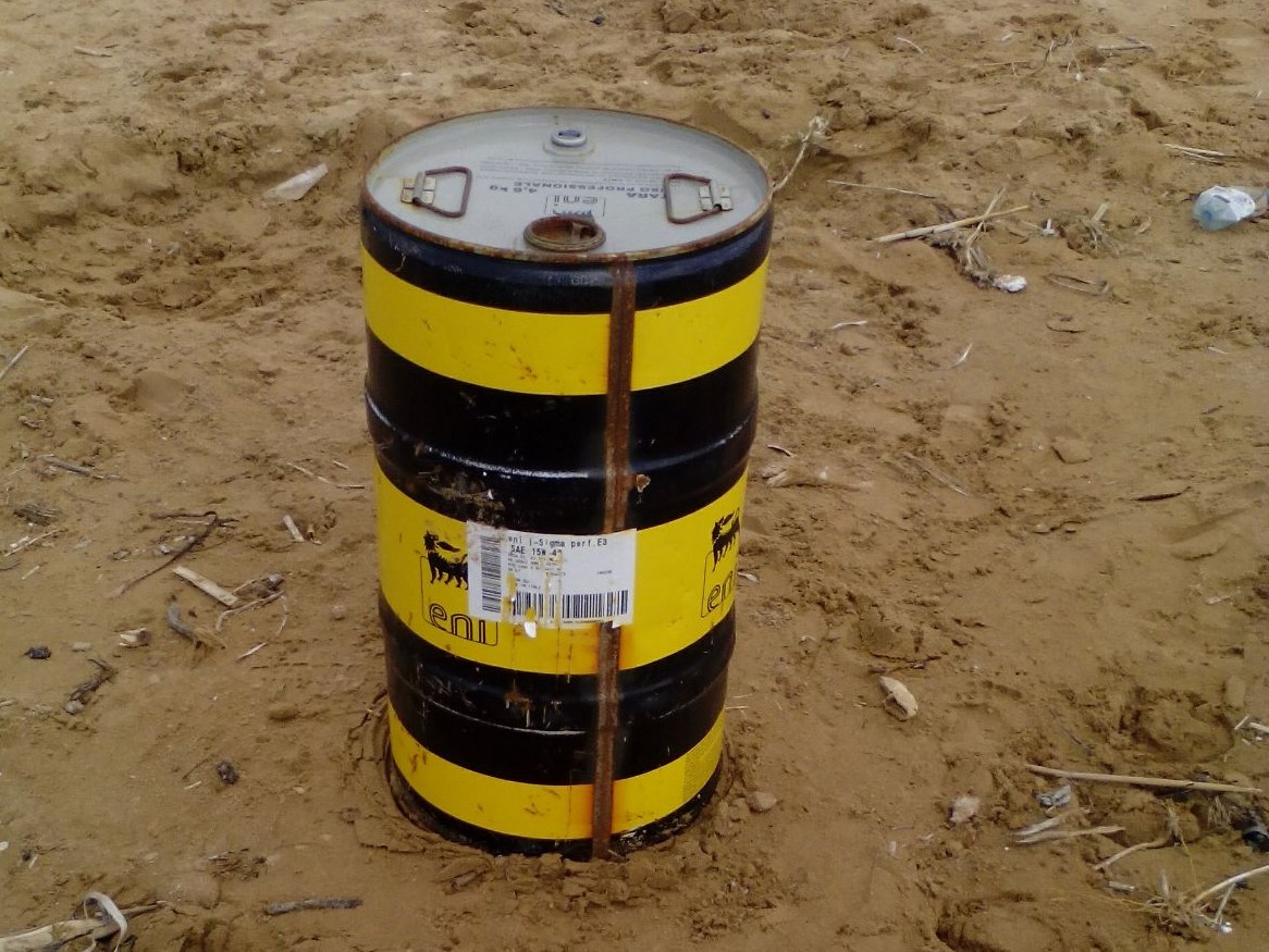 Immagine articolo: A Triscina un fusto con liquidi infiammabili abbandonato in spiaggia. Sul posto il NOPA