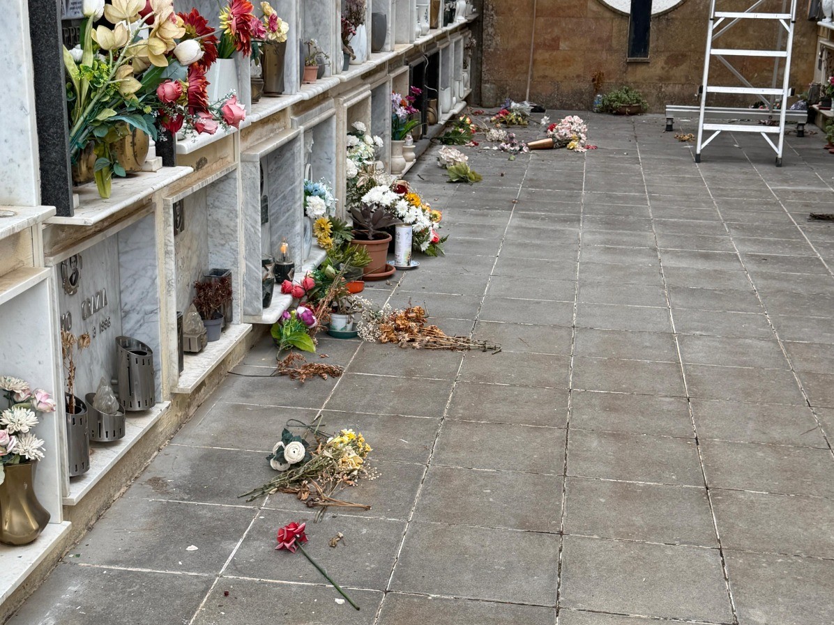 Immagine articolo: Salaparuta, raid al cimitero: rubati vasi in rame e danneggiate le lapidi