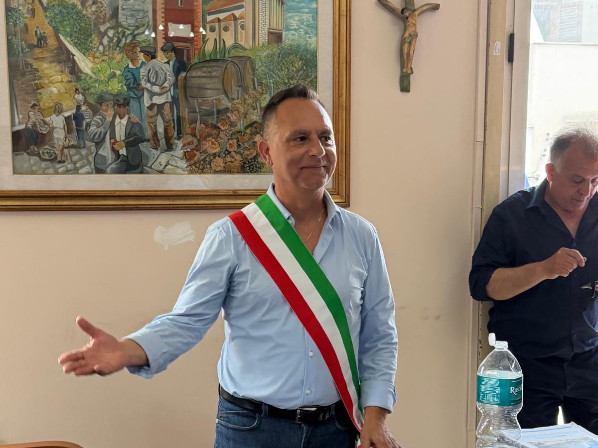 Immagine articolo: Mangiaracina torna alla guida di Campobello: consegnata la fascia tricolore