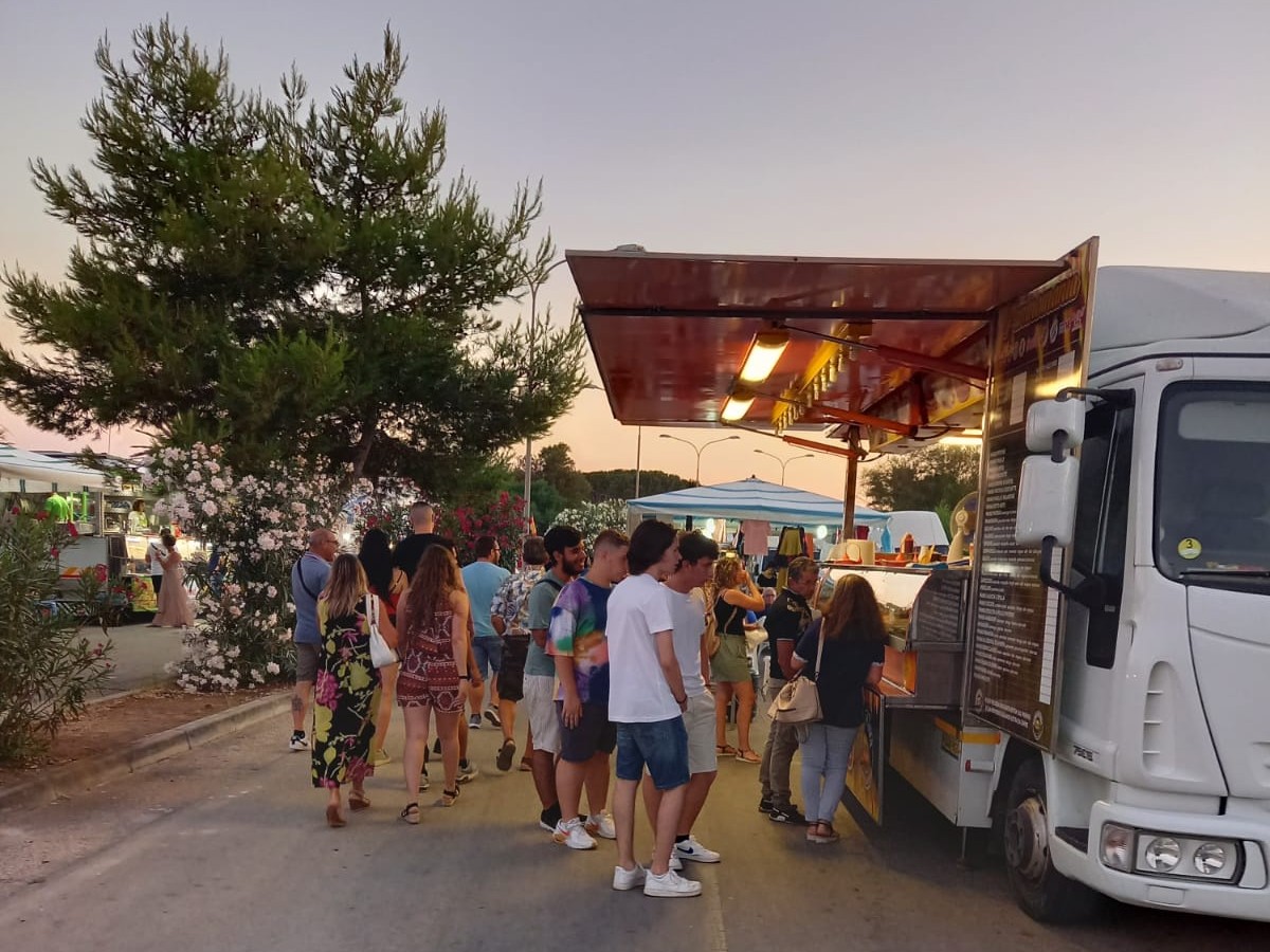 Immagine articolo: I mercatini estivi attivi dal prossimo 8 luglio. Spostati per il completamento di lavori di diserbatura Immagine articolo: I mercatini estivi attivi dal prossimo 8 luglio. Spostati per il completamento di lavori di diserbatura