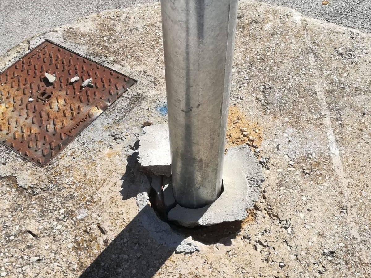 Immagine articolo: Lettore scrive: "Palo della luce pericolante nel parcheggio di piazzale Berlinguer: si intervenga" Immagine articolo: Lettore scrive: "Palo della luce pericolante nel parcheggio di piazzale Berlinguer: si intervenga"