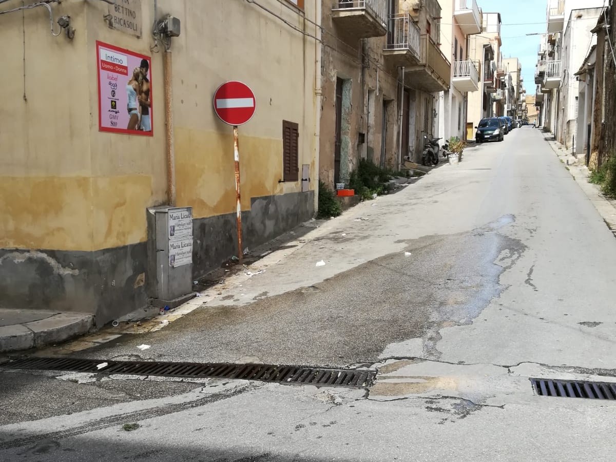 Immagine articolo: Il lettore scrive: “Ancora perdita d'acqua in via Ricasoli. Quando la riparazione?” 