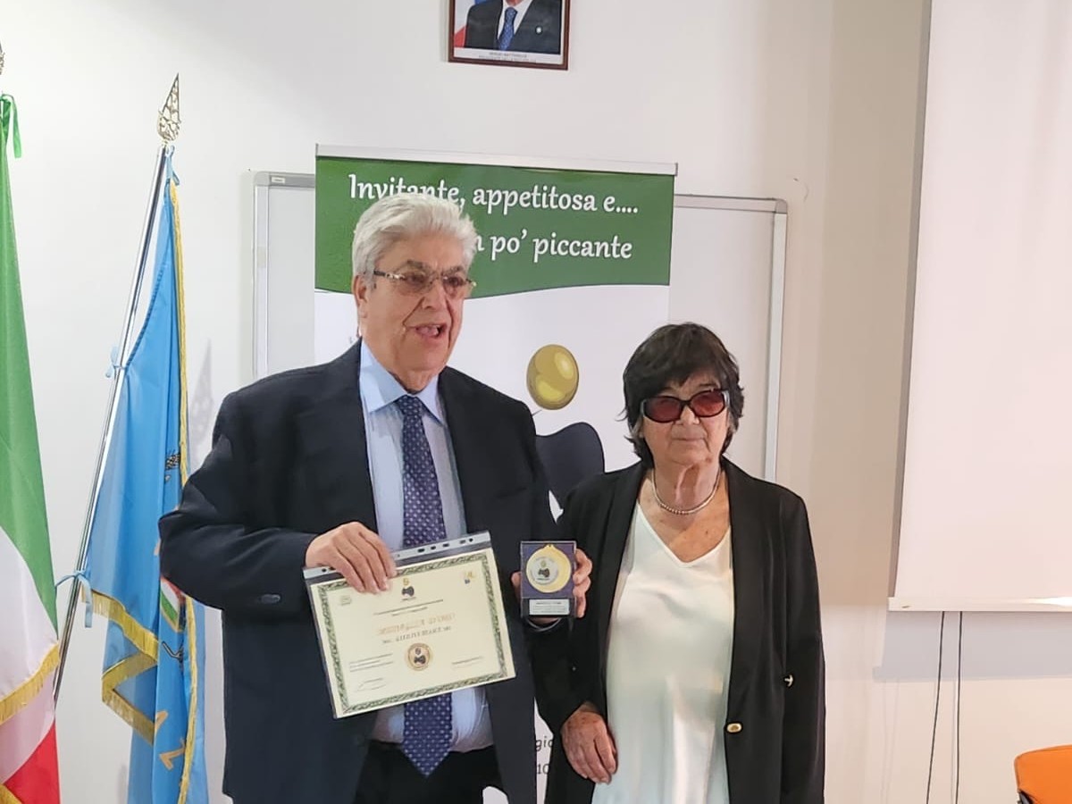 Immagine articolo: Prestigioso riconoscimento ottenuto da Geolive. Medaglia d’oro per il metodo “Castelvetrano” Immagine articolo: Prestigioso riconoscimento ottenuto da Geolive. Medaglia d’oro per il metodo “Castelvetrano”