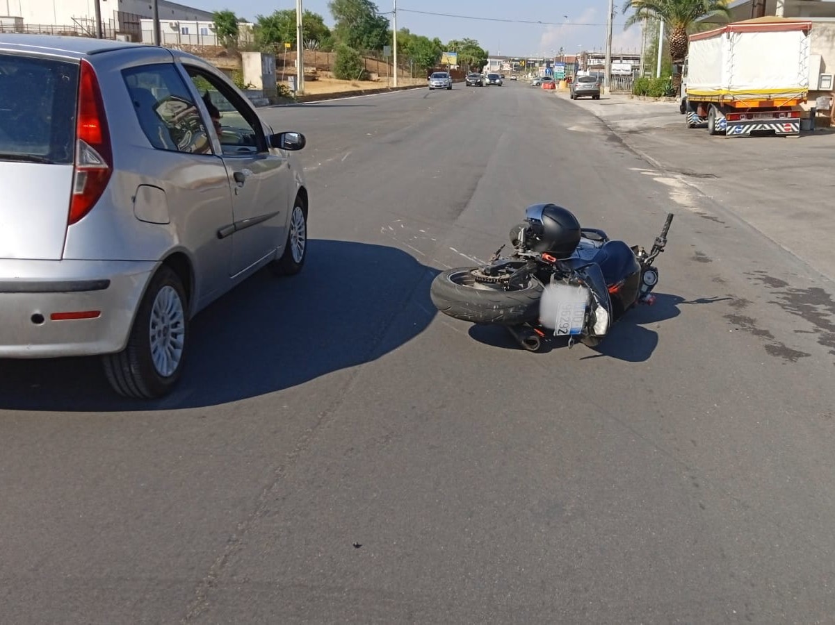 Immagine articolo: Castelvetrano, scontro tra auto e moto. Uomo trasportato in Ospedale 