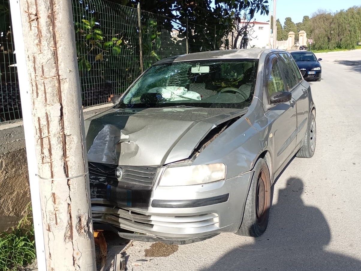 Immagine articolo: Castelvetrano, auto con bambini a bordo si schianta contro un palo. Gravi ferite per bambino trasportato con elisoccorso Immagine articolo: Castelvetrano, auto con bambini a bordo si schianta contro un palo. Gravi ferite per bambino trasportato con elisoccorso