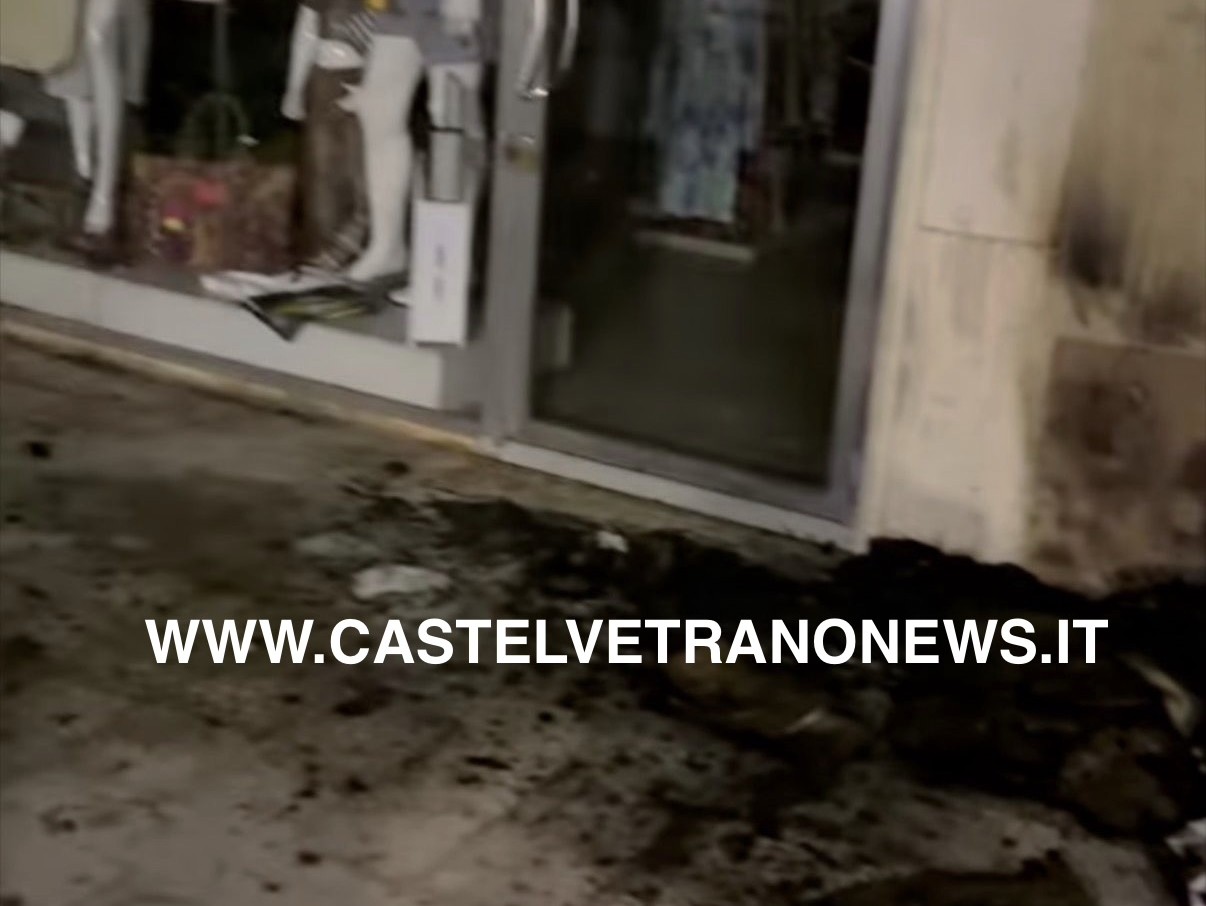Immagine articolo: CVetrano, fuoco davanti un negozio di via Vittorio Emanuele. La rabbia del titolare: “Serve più sicurezza e maggiori controlli” Immagine articolo: CVetrano, fuoco davanti un negozio di via Vittorio Emanuele. La rabbia del titolare: “Serve più sicurezza e maggiori controlli”