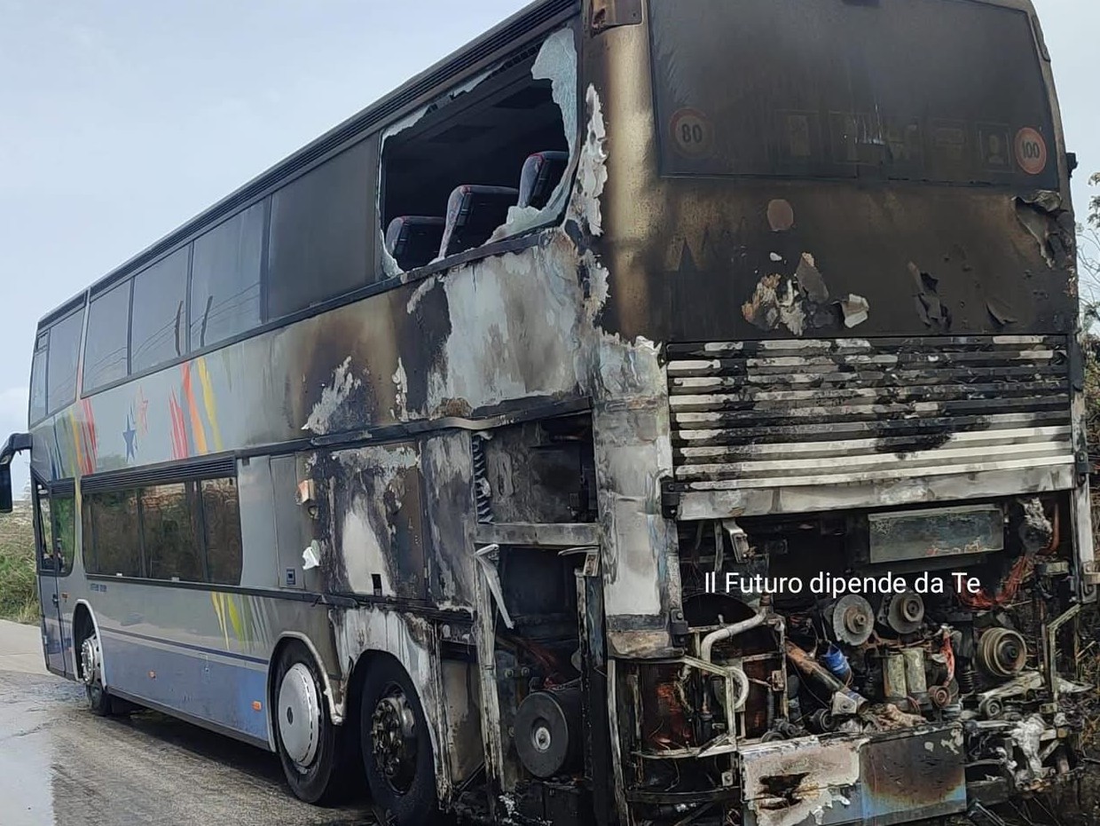Immagine articolo: Autobus di linea a fuoco sul tratto Menfi -Santa Margherita. In salvo tutti i passeggeri Immagine articolo: Autobus di linea a fuoco sul tratto Menfi -Santa Margherita. In salvo tutti i passeggeri