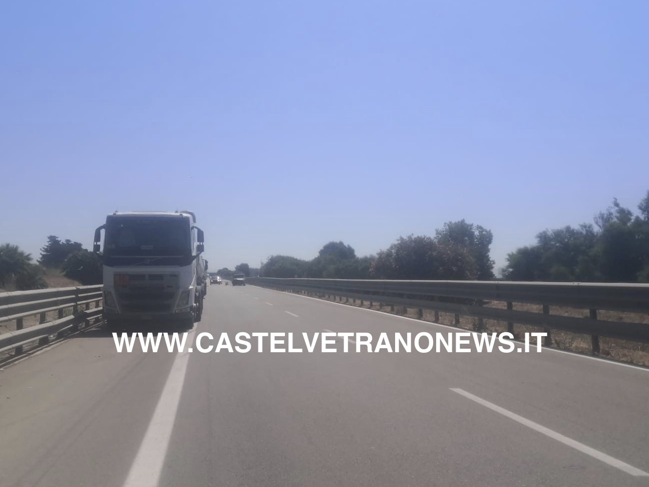 Immagine articolo: Incidente sull'A29 in direzione Mazara coinvolti un autoarticolato e un fuoristrada. Sul posto la Polizia Stradale