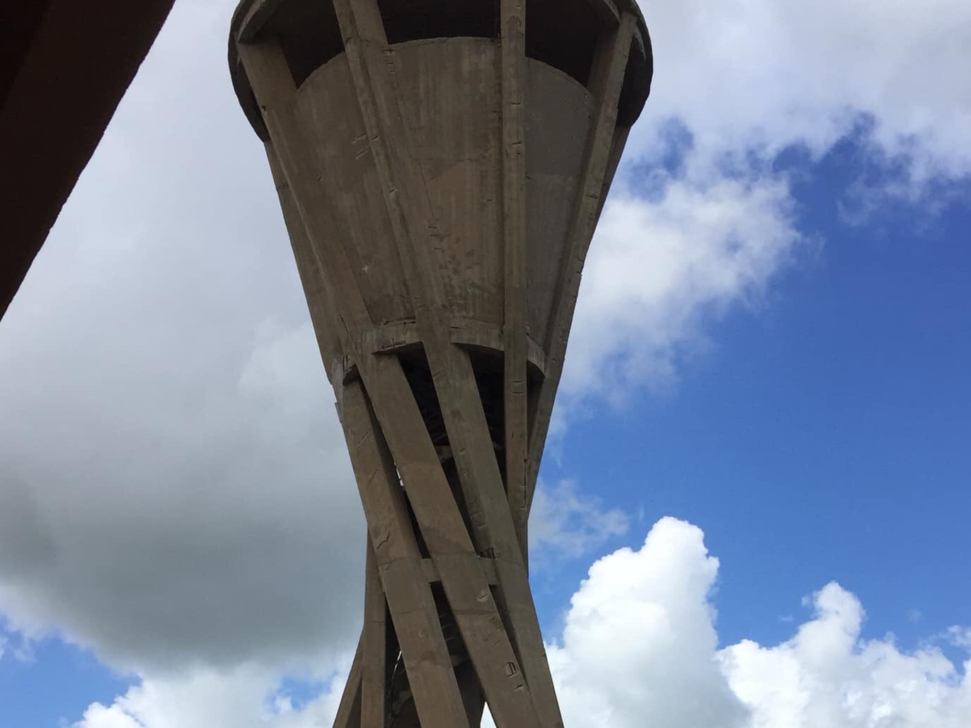 Immagine articolo: Il lettore scrive: "Il futuro Sindaco si occupi della torre dell'acquedotto. Intanto serve una rete di protezione" 