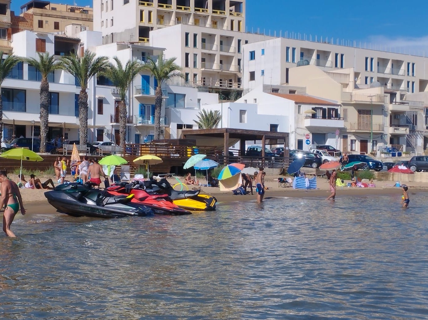 Immagine articolo: Marinella, con le moto d’acqua abusivamente fino alla spiaggia. Blitz e multe della Capitaneria 