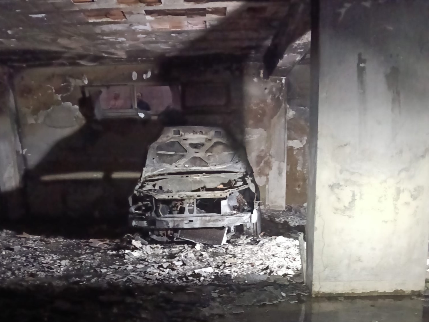 Immagine articolo: Partanna, a fuoco auto e danneggiati veicoli parcheggiati nei pressi. Indagano i Carabinieri 