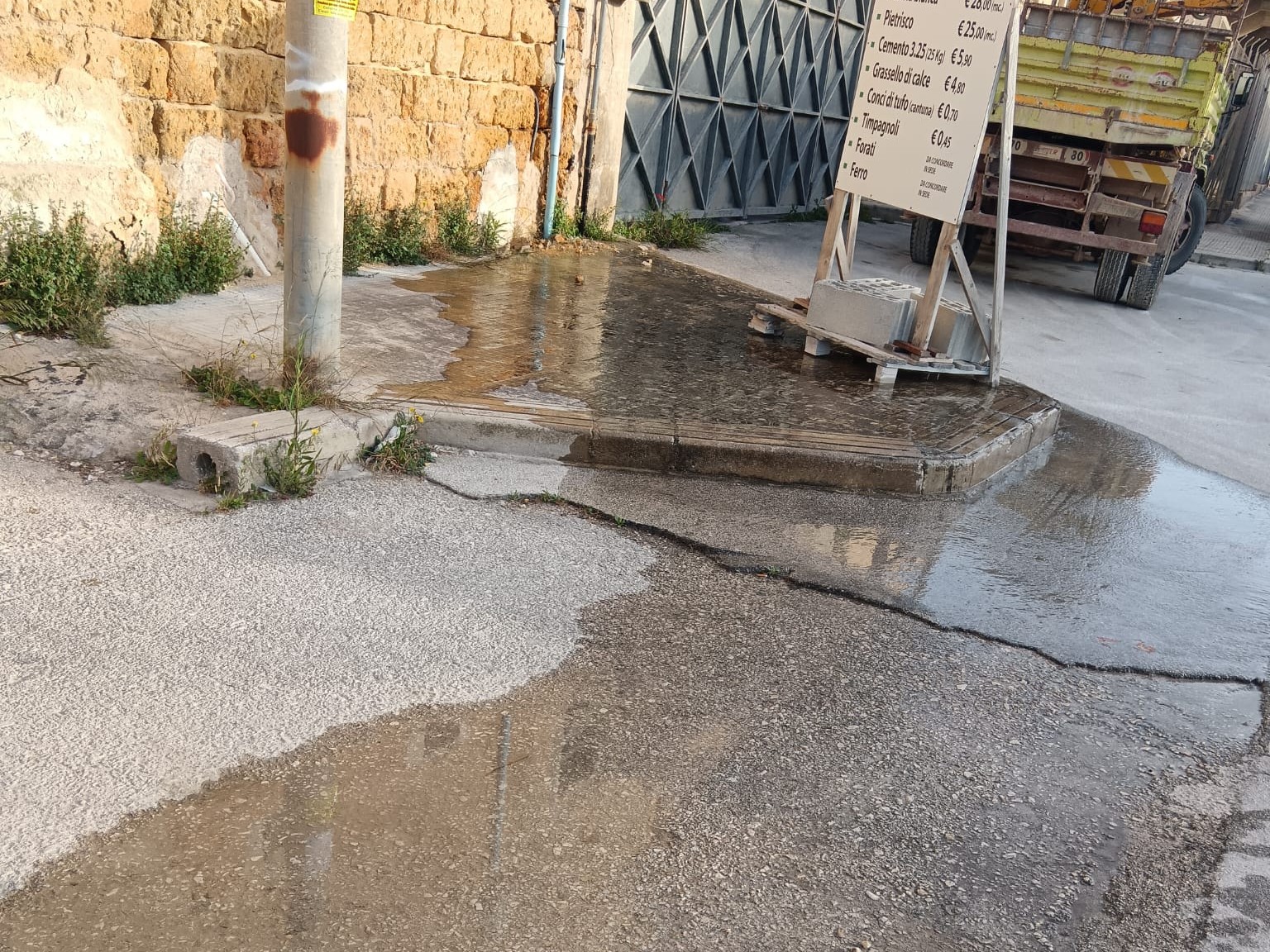 Immagine articolo: Il lettore scrive: "Copiosa perdita idrica in via Marsala fra Stadio e Cimitero" Immagine articolo: Il lettore scrive: "Copiosa perdita idrica in via Marsala fra Stadio e Cimitero"