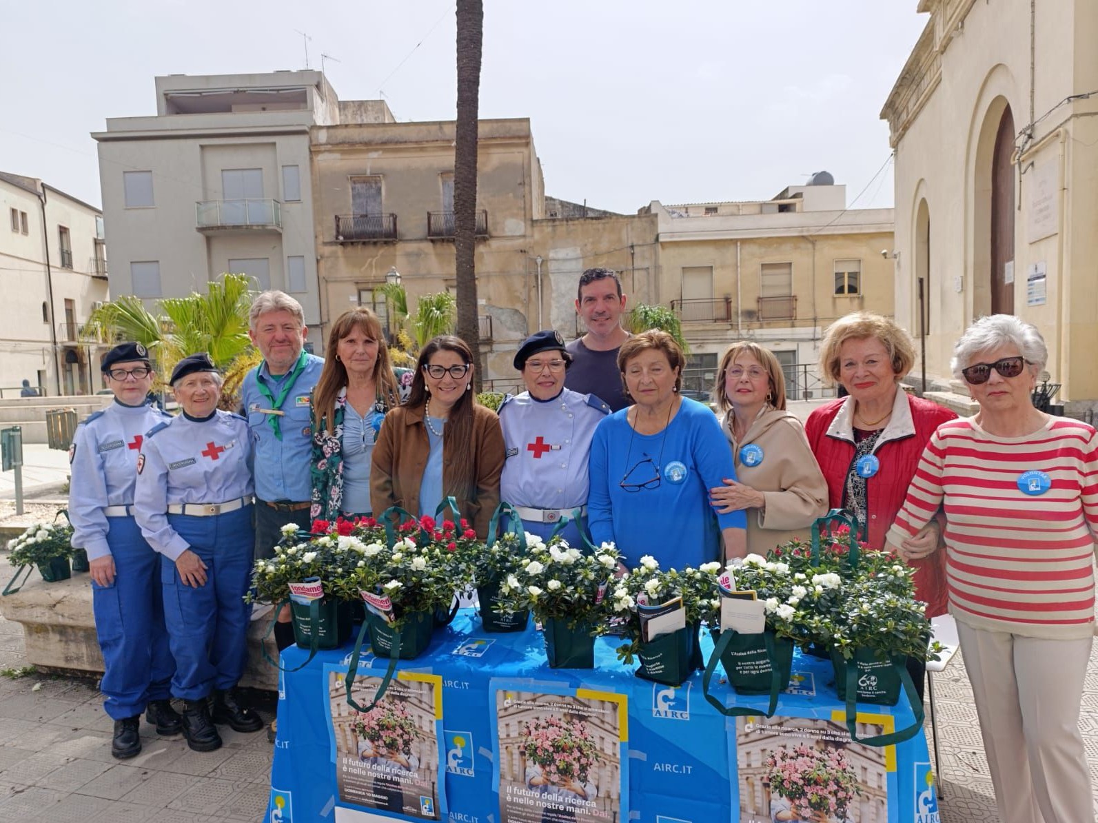 Immagine articolo: Solidarietà e prevenzione, successo per le Azalee della Ricerca
