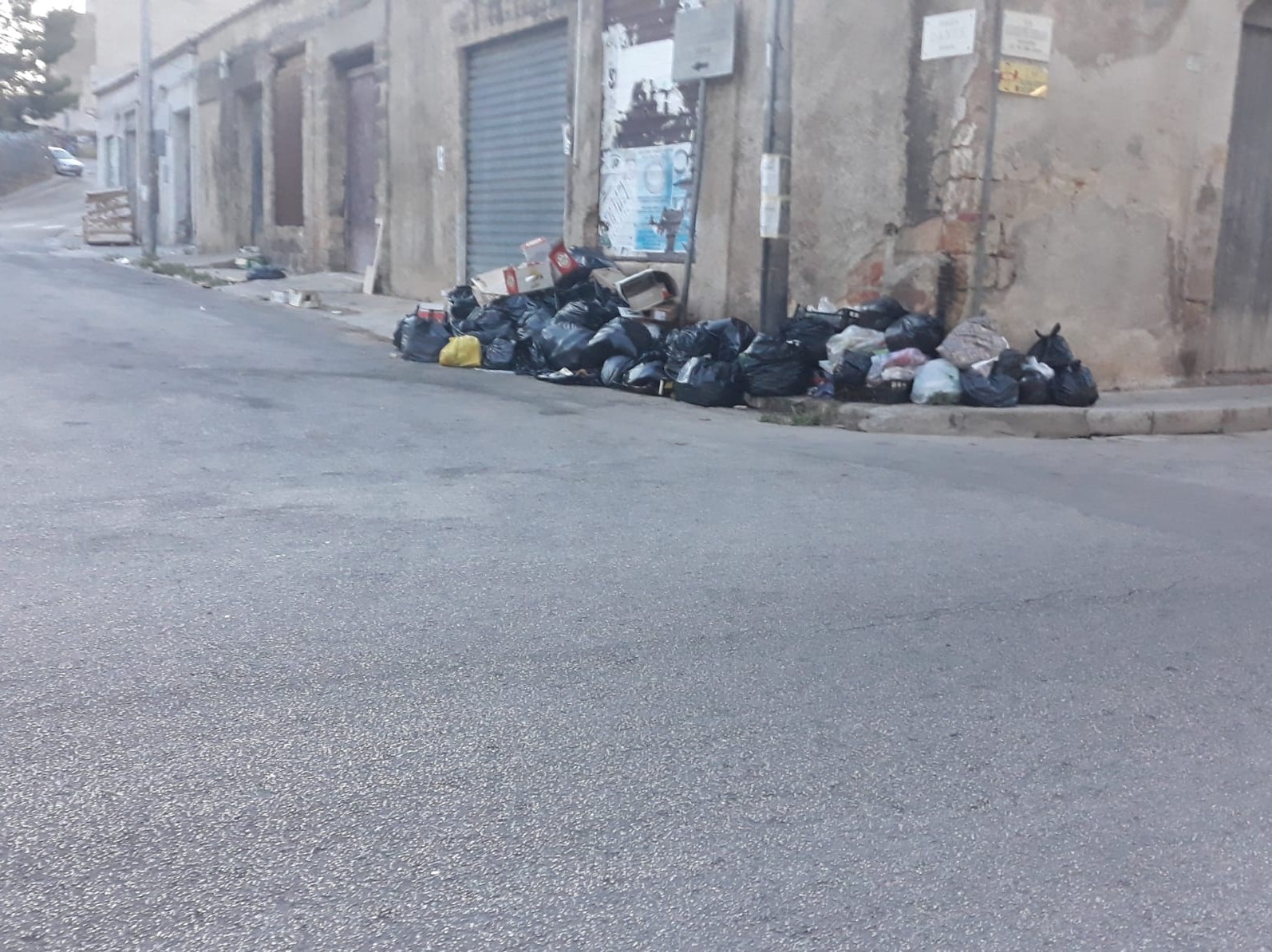 Immagine articolo: Il lettore scrive: "In Piazza Dante rifiuti abbandonati in strada. Perchè è così difficile rispettare le regole?" 