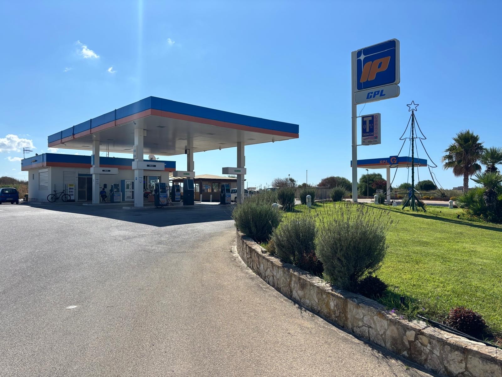 Immagine articolo: Diffama su Facebook rifornimento benzina di Triscina, scatta la querela del titolare: "Controlli ok. Infangati 25 anni di attività"