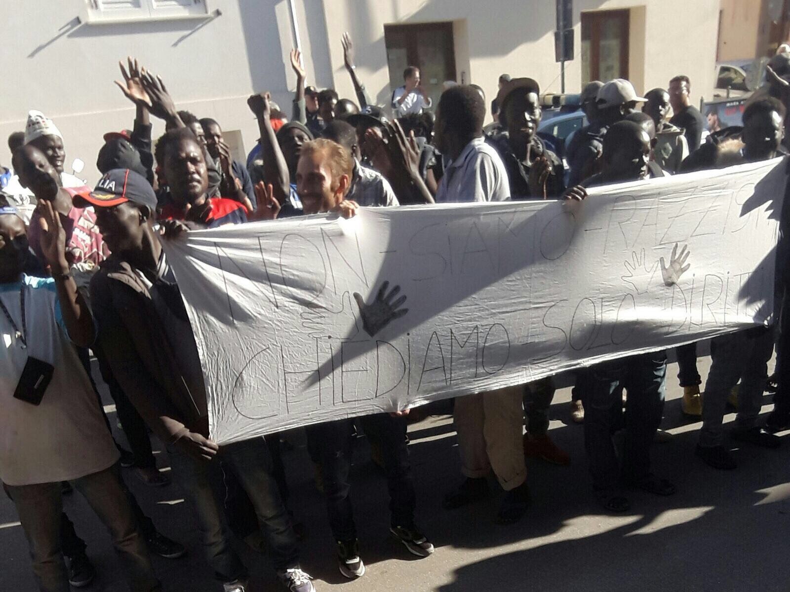 Immagine articolo: Campobello, il sindaco Castiglione: "Bagni chimici e altri accorgimenti per garantire condizioni dignitose ai migranti accampati a Erbe Bianche» Immagine articolo: Campobello, il sindaco Castiglione: "Bagni chimici e altri accorgimenti per garantire condizioni dignitose ai migranti accampati a Erbe Bianche»