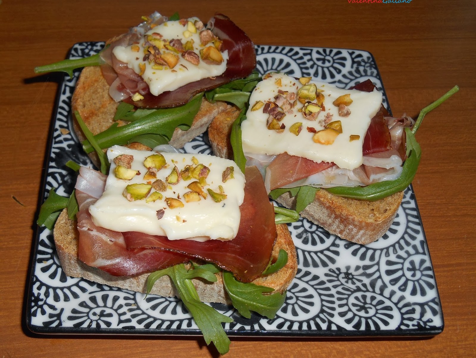 Immagine articolo: La mia ricetta è: Crostone di segale con rucola, speck, Taleggio e pistacchi tostati
