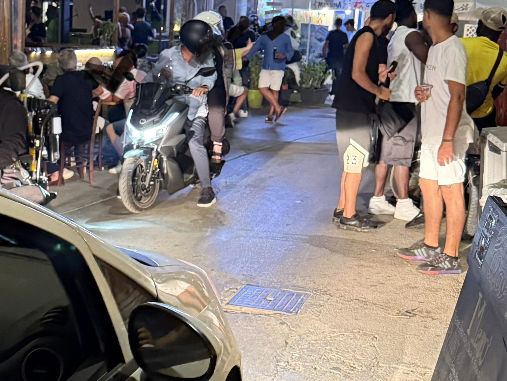 Immagine articolo: Il lettore scrive: “Sabato sera a Marinella tra gas di scarico auto, scooter controsenso e monopattini a folle velocità. Si intervenga”