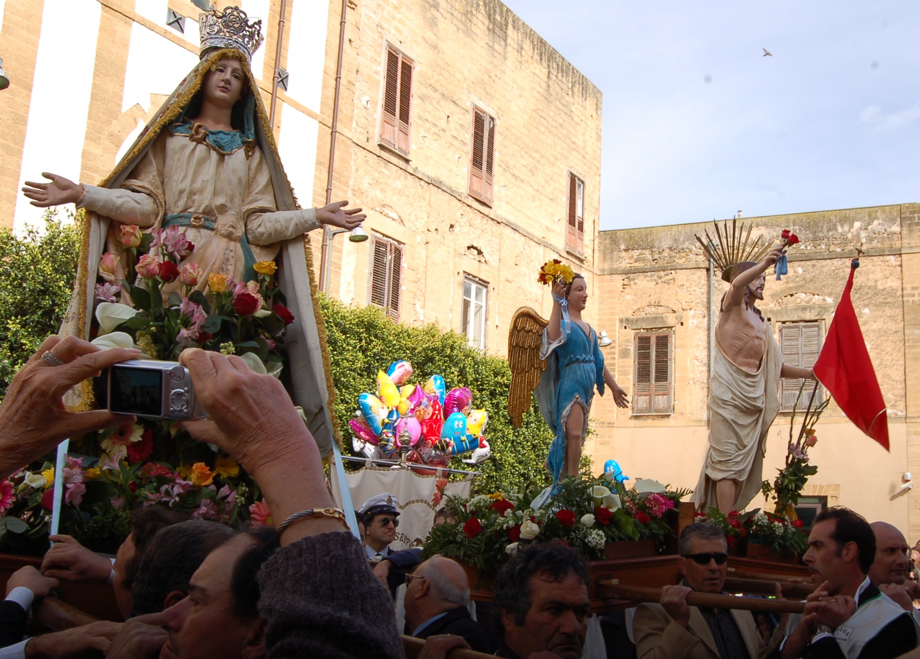Immagine articolo: Il lettore scrive: "Perchè Incontro e non più Aurora?Affronto alla tradizione della Pasqua" Immagine articolo: Il lettore scrive: "Perchè Incontro e non più Aurora?Affronto alla tradizione della Pasqua"