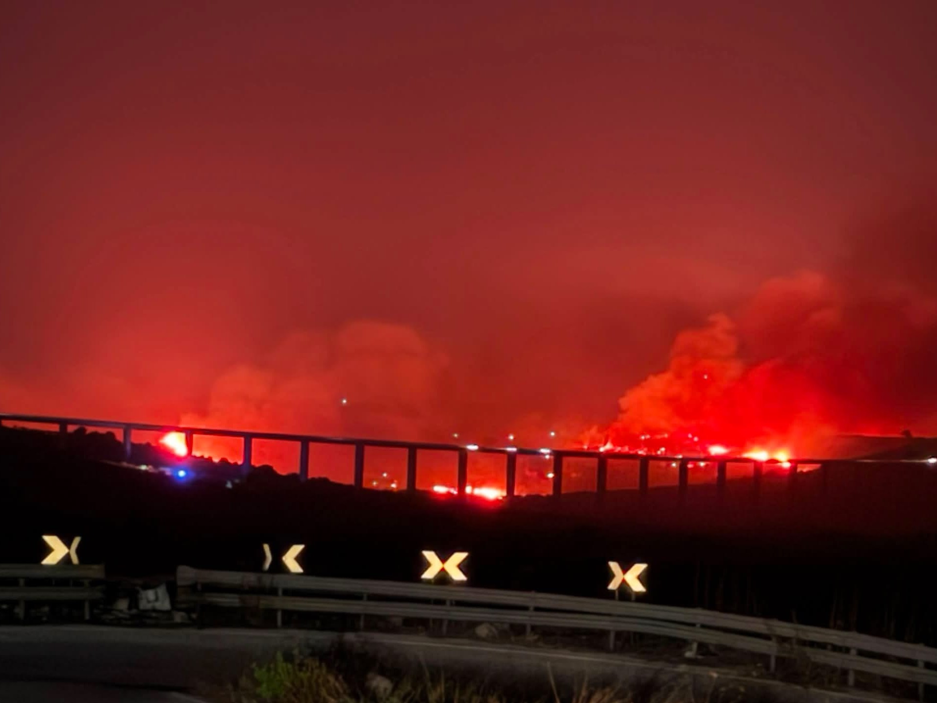 Immagine articolo: Vasto incendio nei pressi del viadotto tra Menfi e Castelvetrano. Ettari di terreni avvolti dalle fiamme Immagine articolo: Vasto incendio nei pressi del viadotto tra Menfi e Castelvetrano. Ettari di terreni avvolti dalle fiamme