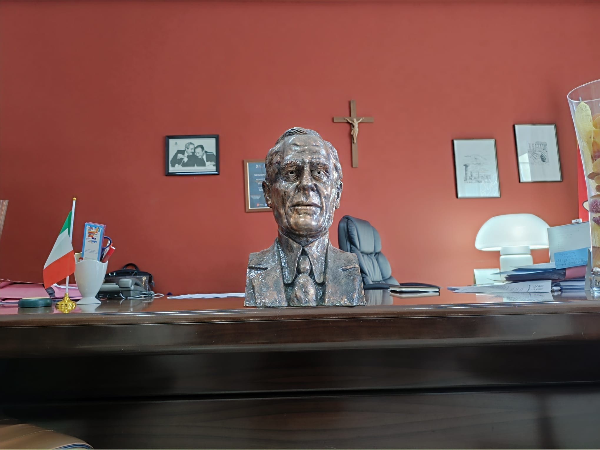 Immagine articolo: Donato all’Istituto Di Matteo il busto rappresentante Gennaro Pardo Immagine articolo: Donato all’Istituto Di Matteo il busto rappresentante Gennaro Pardo