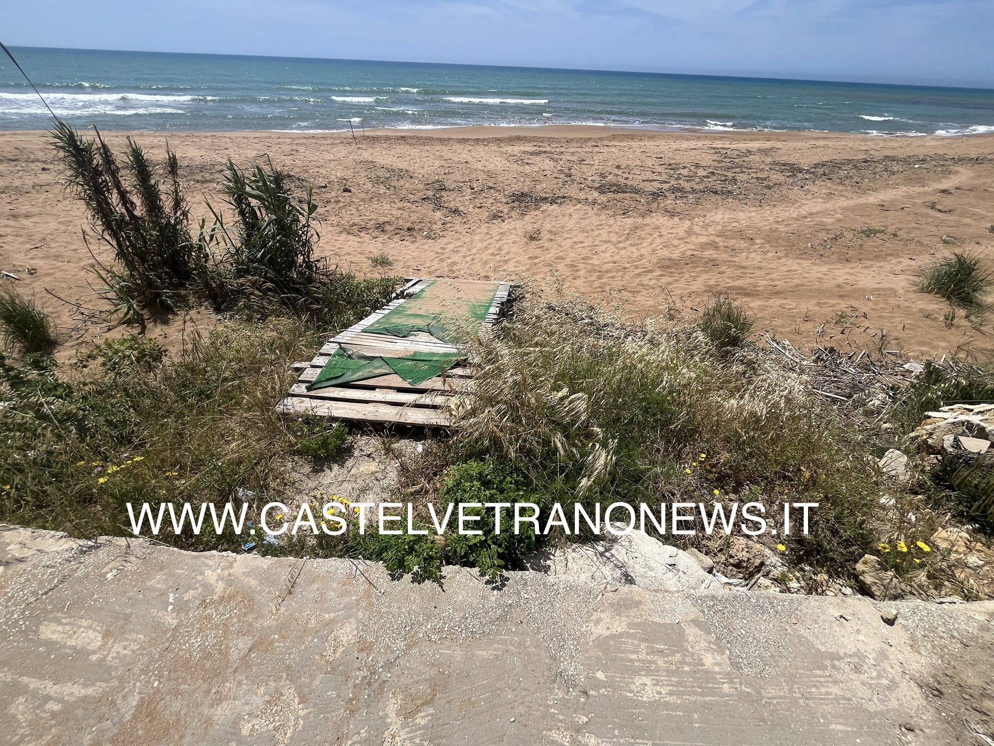 Immagine articolo: Il lettore scrive: “A Triscina in via 5 accesso al mare improponibile per anziani, bambini e disabili”
