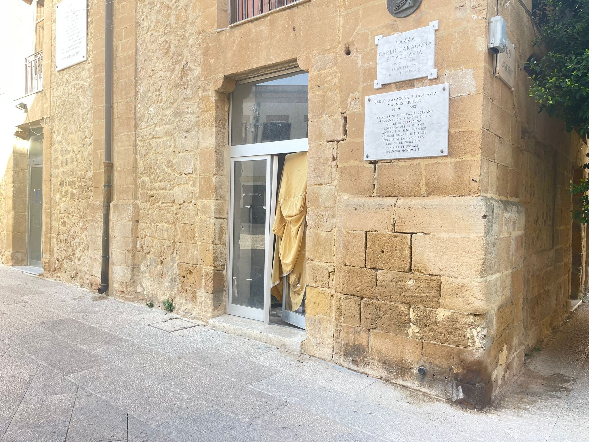 Immagine articolo: Il Lettore scrive "Nuovo albergo sotto il Comune, 3 extracomunitari dormono in locale comunale" Immagine articolo: Il Lettore scrive "Nuovo albergo sotto il Comune, 3 extracomunitari dormono in locale comunale"