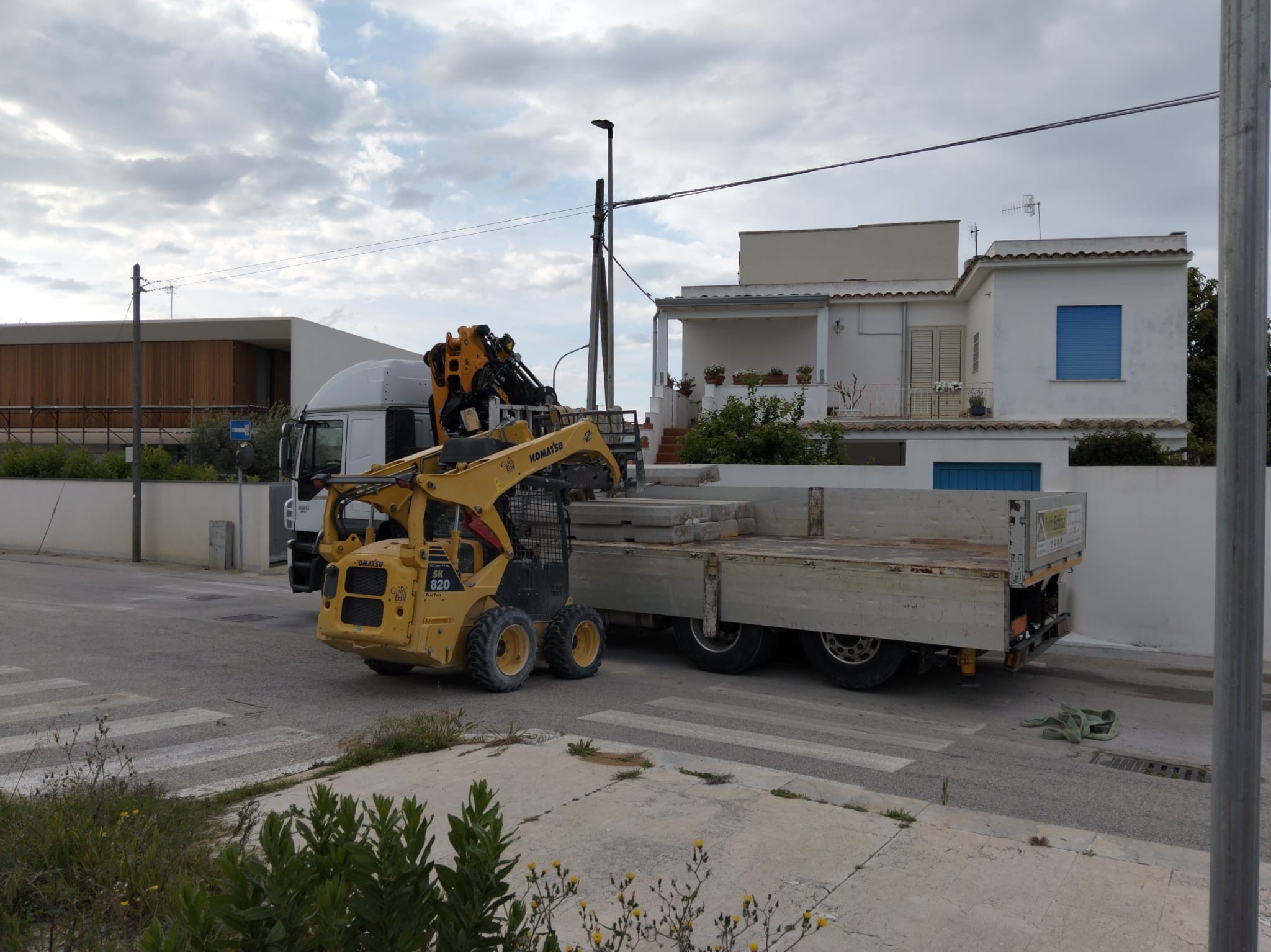 Immagine articolo: Marinella, operazione di rimozione dei cordoli in cemento in via Pitagora Immagine articolo: Marinella, operazione di rimozione dei cordoli in cemento in via Pitagora