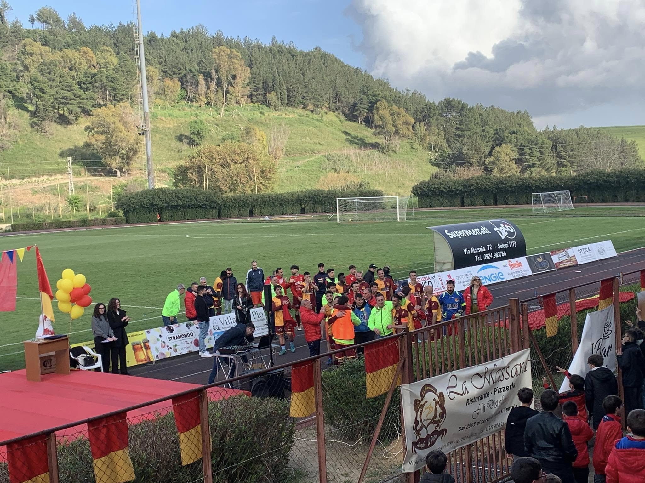 Immagine articolo: (VIDEO) Polisportiva Salemi trionfa e vola in Promozione, grande festa al San Giacomo Immagine articolo: (VIDEO) Polisportiva Salemi trionfa e vola in Promozione, grande festa al San Giacomo