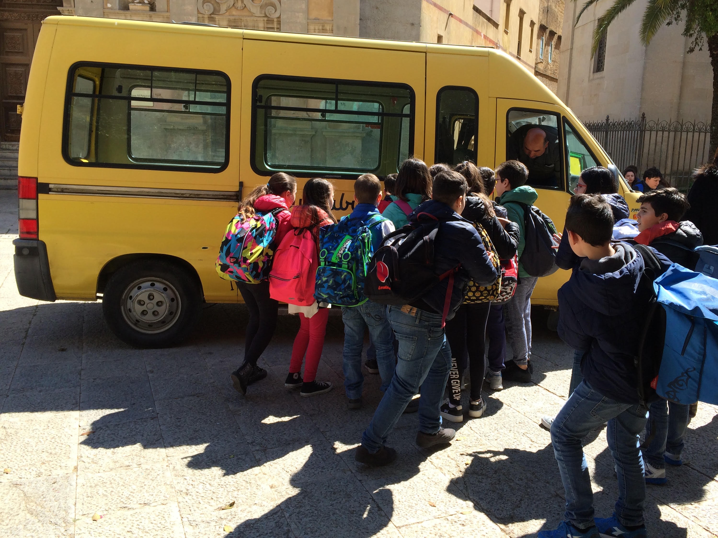 Immagine articolo: Salemi, al via il servizio di trasporto scolastico urbano