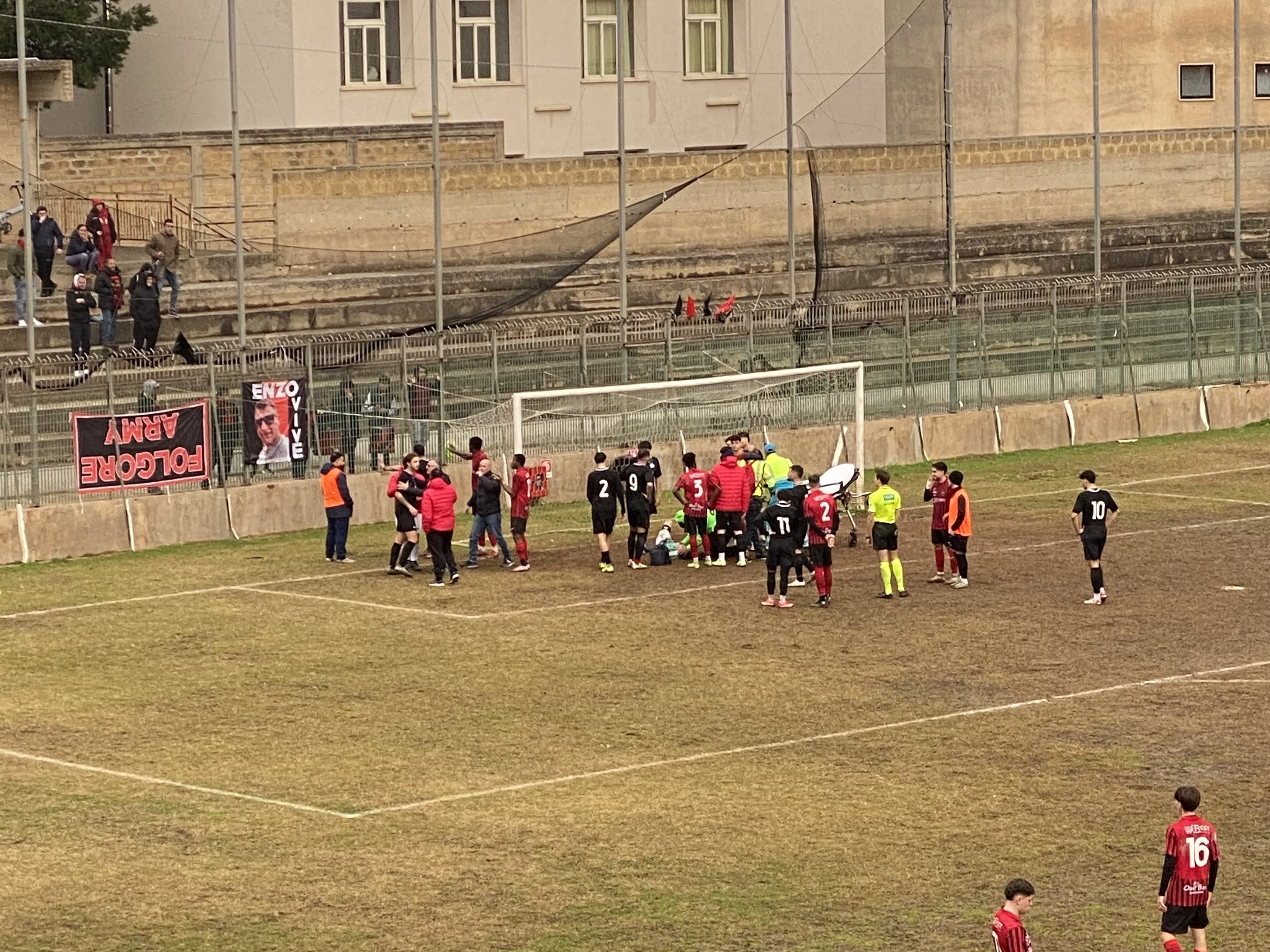 Immagine articolo: Folgore, gara sospesa dopo lo scoppio di un petardo sul risultato 2-0 per i rossoneri. La presidente Barraco annuncia querela Immagine articolo: Folgore, gara sospesa dopo lo scoppio di un petardo sul risultato 2-0 per i rossoneri. La presidente Barraco annuncia querela