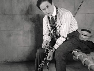 Immagine articolo: La magia d’Houdini. Ricordando l’“imbroglione onesto” che conquistò tutti